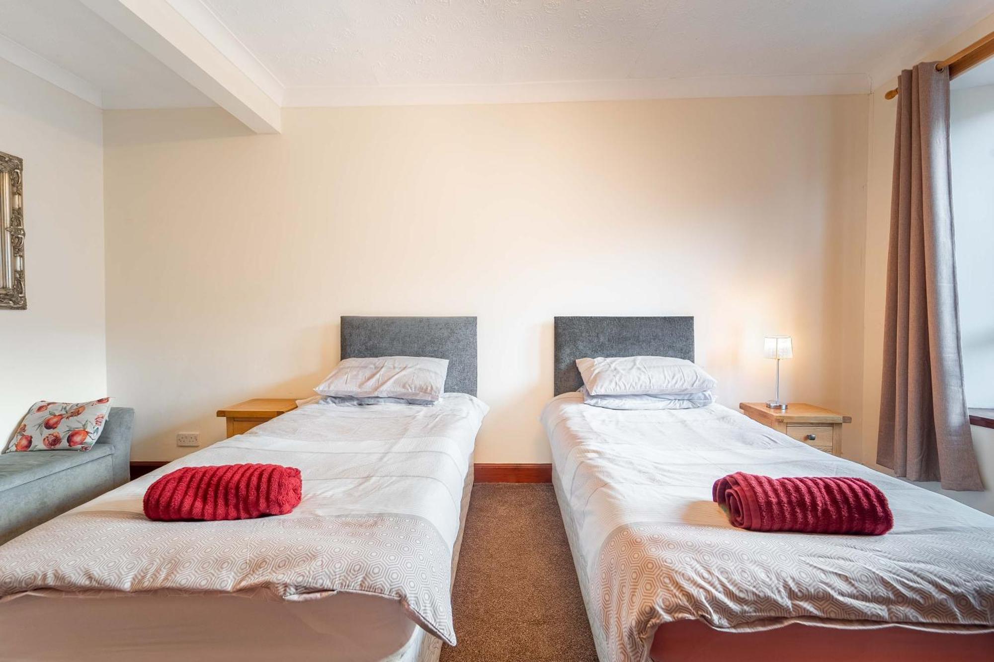 Prime Location Rooms In High Street Fort William Esterno foto
