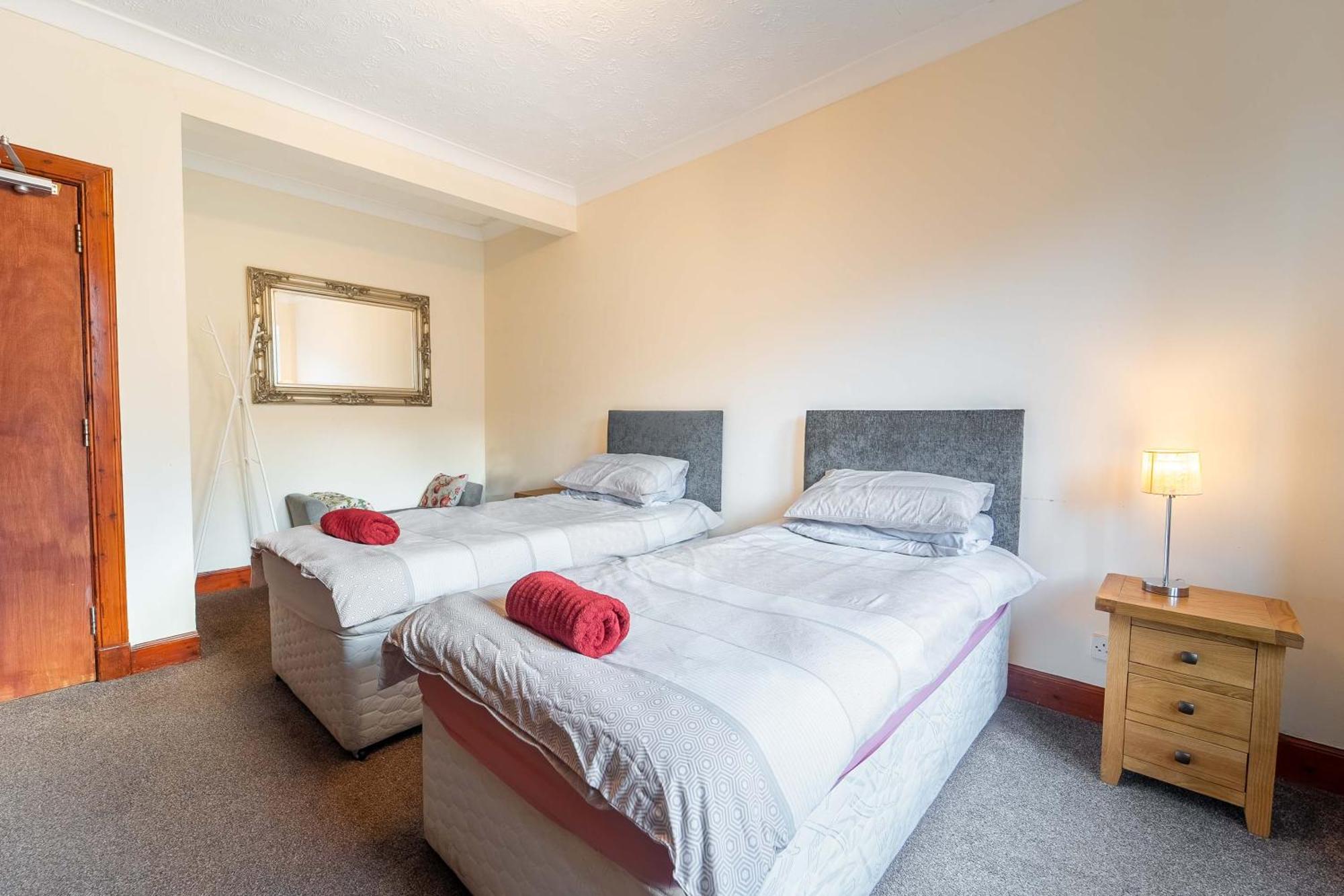 Prime Location Rooms In High Street Fort William Esterno foto